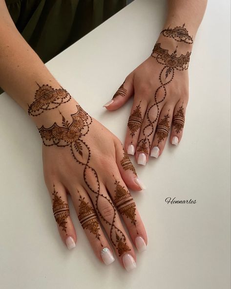 Henna Designs For Wedding Guest, Henna Designs 2024, Summer Henna Designs Easy, Bridal Mehndi Simple, Henna Designs Inside Hand, Delicate Henna Designs, Trendy Henna Designs, Dainty Henna Designs, Minimalist Mehndi