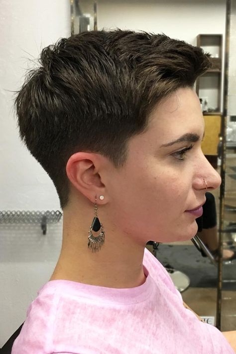 Short Boy Cut #androgynoushaircuts #haircuts #shorthaircuts ❤️ Androgynous haircuts have walked the line between femininity and masculinity thus becoming the hottest trend of now. Dive in our gallery to see what ideas are popular today! Short pixie cuts, undercut ideas with a fade, tomboy style looks with bangs, and lots of inspo-pics for women are here! #lovehairstyles #hair #hairstyles #haircuts Short Androgynous Haircut, Androgynous Haircut, Popular Short Haircuts, Androgynous Hair, Tomboy Hairstyles, Boy Cut, Cut Hairstyles, Super Short Hair, Very Short Hair