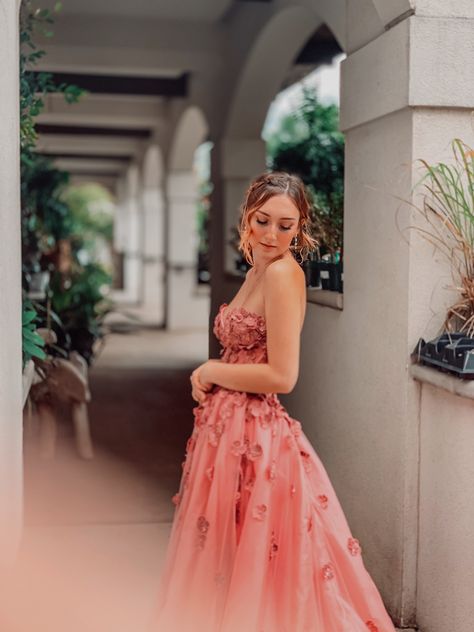 Prom Pose Individual, Girly Prom Poses, Individual Formal Poses, Posing In A Gown, Poses For Formal Wear, Prom Photos Outside, Girl Photoshooting Prom, Prom Photoshoot Ideas Creative, Poses In Prom Dress