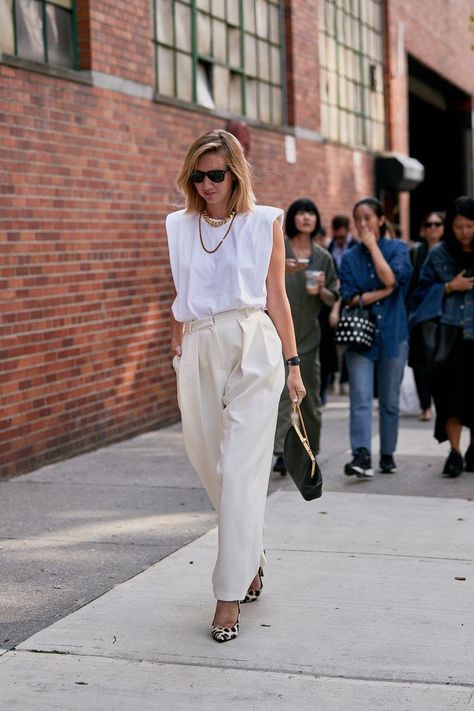 I Wear White T-Shirts Constantly—These are My Favorite Outfit Ideas Muscle Tee Outfits, Minimalist Moda, Style Casual Chic, Fashion Week Spring 2020, New York Street Style, Estilo Chic, Street Trends, Spring Street Style, Business Outfit