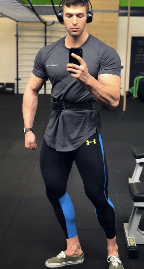 Men in spandex / lycra training gear. Since 2011. All pics found on the web. If you want a pic removed let me know. Hot Gym Outfits, Hunks Men, Lycra Men, Mens Leggings, Italian Beauty, Training Gear, Fashion Suits, A Pic, Muscle Men