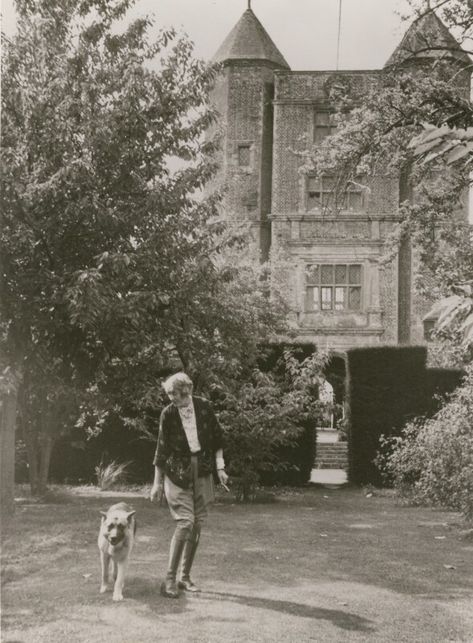 Dora Carrington, Sissinghurst Garden, Vita Sackville West, Hummingbirds Photography, Bloomsbury Group, Famous Gardens, Hermann Hesse, Castle Garden, Canal Boat