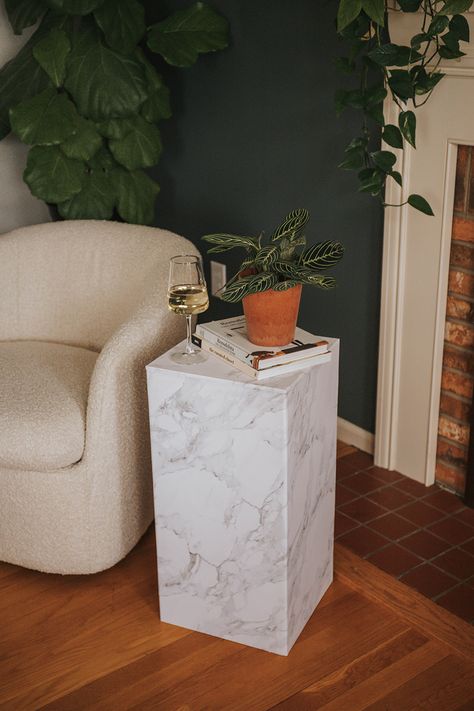 Diy Pedestal Table, Diy Faux Marble, Marble Pedestal Table, Plant Pedestal, Diy Pedestal, Marble Plinth, Green Diy, Diy Marble, Marble Side Tables