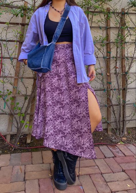 Styling Long Skirts Plus Size, Long Skirts Plus Size Outfit, Purple Outfit Inspiration, Floral Skirt Outfits Plus Size, Purple Floral Outfit, Purple Outfits Plus Size, Outfits With Purple Skirt, Curvy Maxi Skirt Outfit, Purple Floral Skirt Outfit