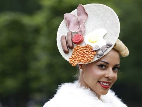 Fascinators Fly Everywhere (Literally) At The Royal Ascot Rose Bertin, Ascot Fashion, Royal Ascot Fashion, English Hats, Unusual Hats, British Hats, Mad Hat, Crazy Hat Day, Silly Hats