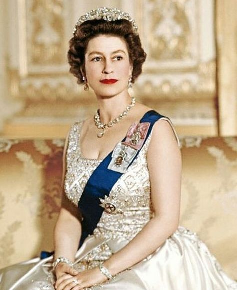 Her Majesty Elizabeth II the glorious Queen posing in Buckingham Palace Queen Elizabeth Portrait, Queen Elizabeth Photos, Princesa Elizabeth, Young Queen Elizabeth, Elizabeth 2, Queen Elisabeth, Rainha Elizabeth Ii, Reine Elizabeth Ii, Hm The Queen