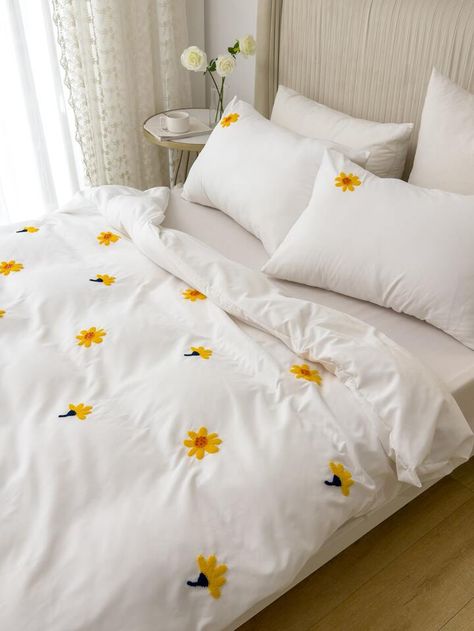 Flower Bedspread, Uni Flat, Cute Bed Sheets, Bed Sheet Painting Design, Sheet Painting, Bed Cover Design, Embroidered Duvet Cover, Floral Bedspread, Painted Fabric