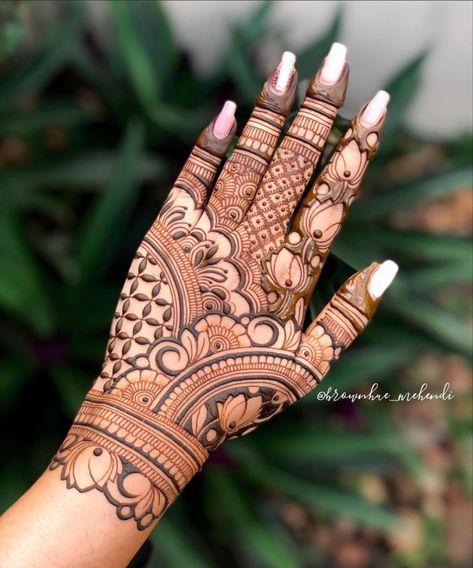 Tattoo Design Mehndi, Simple Mehndi Art, Mehndi Clothes, Bridal Henna Design, Henna Tattoo Design, Mehndi Bridal, Palm Mehndi, Kids Henna, Tattoo Mehndi