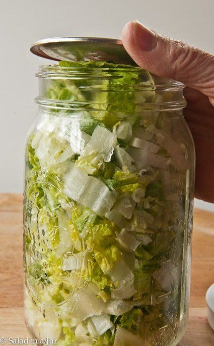 Storing Lettuce, Vacuum Sealing Food, Food Saver Vacuum Sealer, Mason Jar Meals, Salad In A Jar, Food Saver, Canning Jars, In A Jar, Canning Recipes