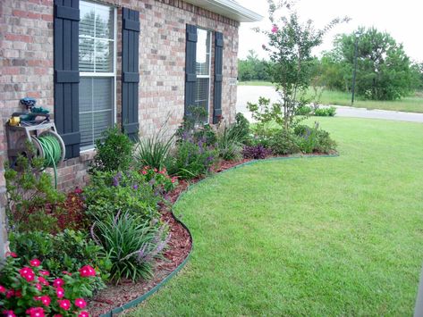 Ranch House Landscaping, Small Front Yards, Garden Front Of House, Front Yards Curb Appeal, Front Flower Beds, Flower Bed Designs, Small Front Yard Landscaping, Front Yard Garden Design, Front Landscaping