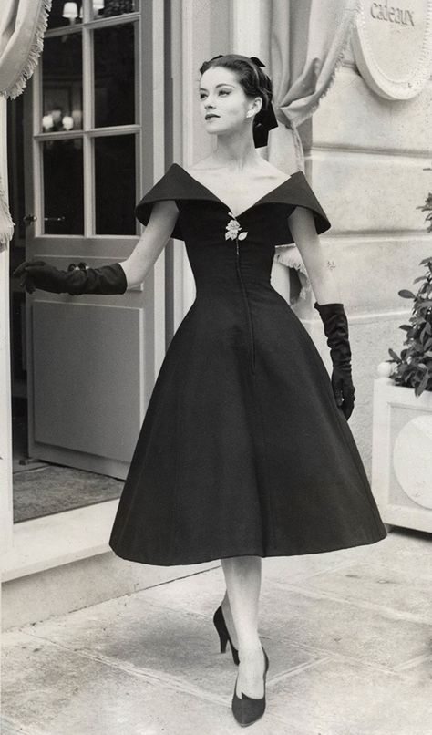 Christian Dior (French, 1905–1957)  Dress, 1950s. #vintagephoto #fashion 1950s Dior Dress, Dior Vintage Dress, Vintage Dior Dress, Vintage Dress Sewing Patterns, 1950s Fashion Women, Vintage Evening Gowns, 1950 Fashion, Dior Dress, Fashion Silhouette