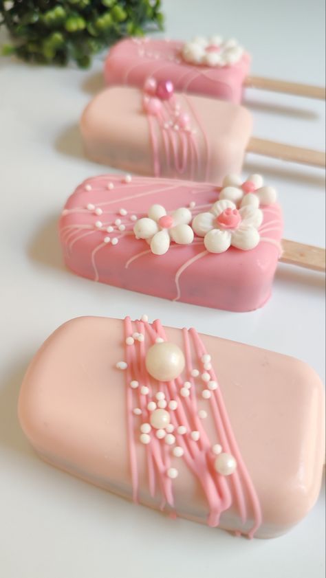 Pink Cakesicles Ideas, Pink Cakesicles Ideas For Birthday, Elephant Cakesicles, Cake Cycle Pops, Pink Cakesicles, Popsicle Cake Pops, Birthday Cakesicles, Popsicles Cake, Gourmet Candy Apples