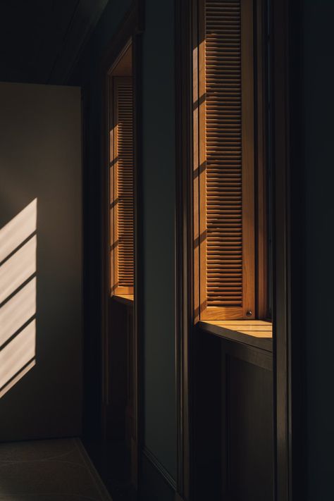 A room with two windows with blinds on them photo – Free Brown Image on Unsplash Room With Two Windows, Brown Windows, Windows With Blinds, Creative Editing, Brown Image, Ny Hotel, Hardwood Doors, Windows Wallpaper, Wallpaper Furniture