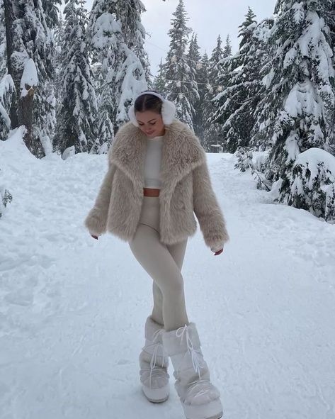 Alaska Outfits, Winter Wonderland Outfit, Snow Outfits For Women, Snow Fits, Ski Trip Outfit, Snow Photoshoot, Colorado Outfits, Winter Travel Outfit, Japan Outfit