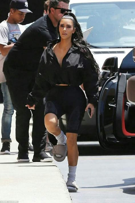 Kardashian Vacation Outfits, Kardashian Casual Outfit, Kim Kardashian Dresses, Kardashian Fashion, Kim Kardashian Outfits, Robert Kardashian, Kim K Style, Kardashian Outfit, K Style