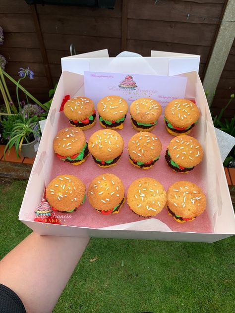 Krabby Patty Cupcakes, Spongebob Birthday Desserts, Spongebob Birthday Treats, Spongebob Themed Food Ideas, Spongebob Cupcakes Ideas, Spongebob Desserts, Spongebob Cupcake Cake, Spongebob Wedding, Spongebob Treats