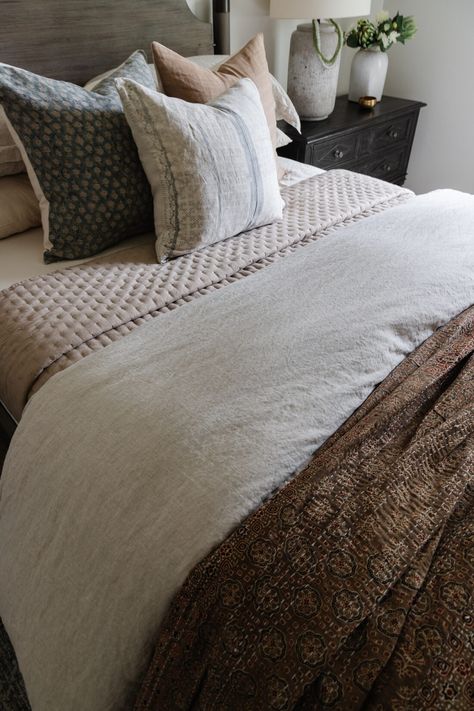 Grey Duvet Cover Bedroom Ideas, Tan And Black Bedding, Grey Linen Bedding Styling, Grey And Tan Bedding, Tan Duvet Cover Bedroom Ideas, Brown And Grey Bedding, Dark Bedding Idea, Navy And Tan Bedding, Layered Bedspread Ideas