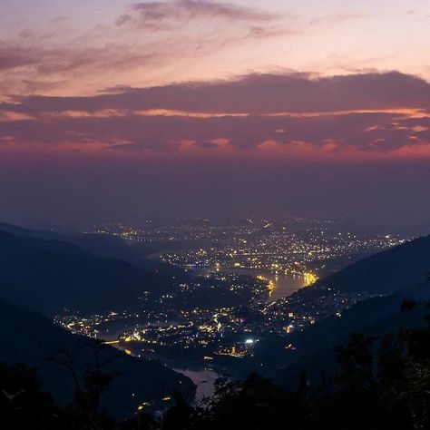 Rishikesh on a winter evening, shot in December. . Image Courtesy: @theyayawar © . Follow @spstourstravel for more !! . . Like Comment Share . @spstourstravel @spstourstravel @spstourstravel 👉sps tempo traveller on rent 👉sps car on Rent #spstourstravel #rishikeshtopview #heaven #nightimages #gangariver #lighttrails #Landscape #naturevibes #beautifulplaces #night_captures #thevisualyatra #roamtheworld #lifeinthemountains #yogacapital #himachalpradesh #uttrakhand #mussoorie #dhanaulti #peac Rishikesh Night View, Mussoorie Night View, Mussoorie Night, Tempo Traveller, Time Aesthetic, Free Lightroom Presets Portraits, Beauty Night, Mussoorie, Engagement Card