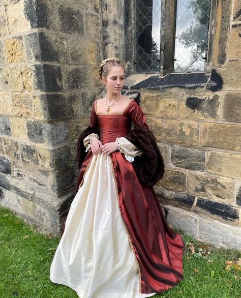 1200s Dresses, 1500s Womens Fashion, Medieval Dress Accurate, Midevil Ballgown, Medieval Queen Costume, Medieval Clothing Women Royal, Medieval Inspired Dress, 1500 Outfits, Princess Outfits Royal Medieval