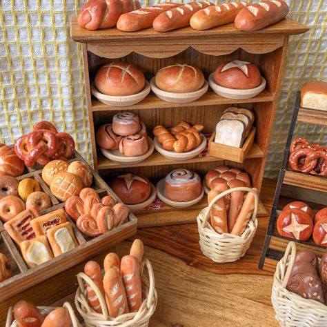 Bread Clay Art, Bakery Miniature, Tiny Bakery, 귀여운 음식 그림, Miniature Bakery, Doll House Crafts, Tanah Liat, Doll Food, Mini Craft