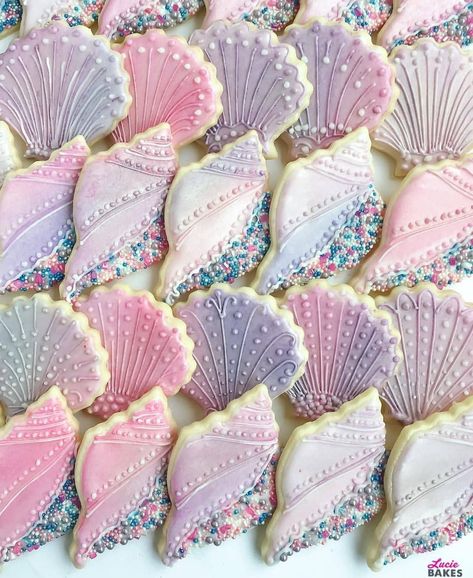 Pinterest: @ LOLAxxLOLA ———————— beautiful mermaid shell cookies #mermaid #mermaidlife Cake Strawberry Decoration, Edible Seashells, Shell Cookies, Birthday Cake Strawberry, Seashell Cookies, Sea Cookies, Mermaid Cookies, Beach Cookies, Cake Strawberry