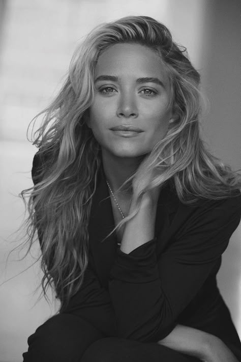 ashley olsen Business Portraits Woman, Professional Headshots Women, Studio Headshots, Pose Portrait, Business Portrait Photography, Headshot Photos, Headshots Women, Headshot Poses, Headshot Ideas