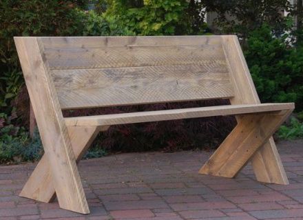 Here are a couple of DIY benches that would provide casual and attractive seating indoors or outdoors. They would be easy to make, yet they are very good looking with timeless designs.  You could buil Simple Garden Furniture Ideas, Garden Diy Furniture, Diy Bank, Wooden Benches, Simple Benches, Wooden Garden Benches, Diy Garden Furniture, Pallet Outdoor, Diy Bench