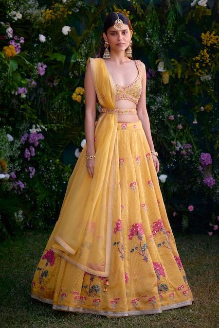 Yellow Bridal Haldi Outfit, Haldi Bridal Saree, Haldi Lehenga Designs, Haldi Outfit For Bride Saree, Haldi Outfit Inspo For Bride, Haldi Lehnga Designs, Haldi Outfit For Bridesmaid Indian, Haldi Outfits Bride, Yellow Lehenga For Haldi Bride