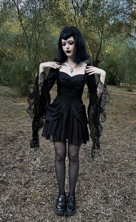 Outfits For Women Aesthetic, Gothic Outfits For Women, Romantic Goth Outfits, Goth Summer Outfits, Trad Goth Outfits, Goth Outfit Inspo, Goth Prom, Goth Fits, Goth Outfit Ideas