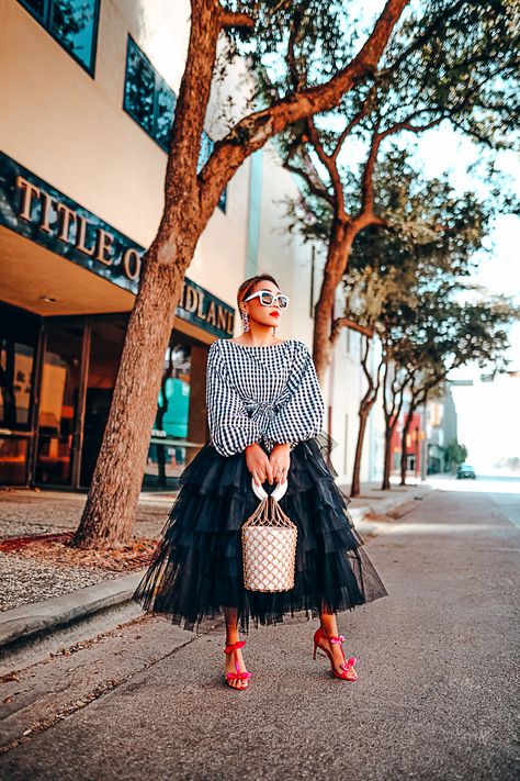 A new obsession. The Tulle SKIRT. Plus Size Tulle Skirt Outfit, Tulle Skirt Outfit Formal, Tulle Skirt Outfit, Tulle Skirt Outfit Casual Street Style, Feather Skirt Outfit, Black Tulle Skirt Outfit, Tulle Skirt Fashion, Tool Skirt, Tutu Skirt Outfit