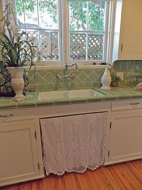 Vintage Tile Countertops Kitchen, Vintage Kitchen Countertops, Vintage Tile Countertops, Kitchen Counter Tile Ideas, Ceramic Tile Countertops Kitchen, Tiled Countertop Kitchen, Tiled Kitchen Counter, Tiled Kitchen Countertops, Tile Kitchen Counter