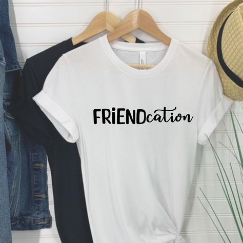 Travel Shirts Ideas Friends, Travel T Shirts Ideas, Friend Trip Shirts, Vacation Tshirt Ideas Group, Friendcation Shirts, Girls Trip Tshirt Ideas, Trip Shirts Ideas, Friend Vacation Shirts, Group Shirts Ideas Friends Vacation