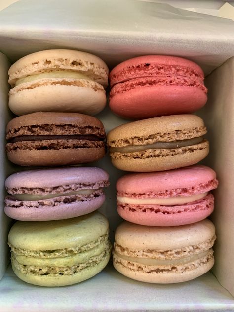 Foto Macaron, Aesthetic Macarons, Cute Macaroons, Macarons Aesthetic, Think Food, Make An Appointment, Food Obsession, Cafe Food, Macaroons