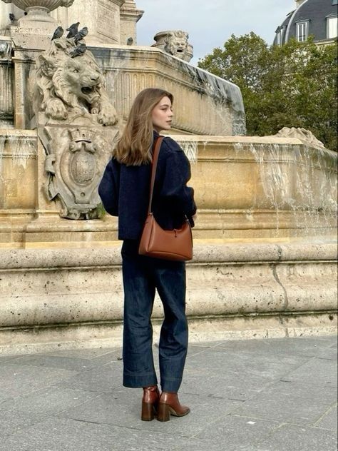 Navy And Brown Aesthetic, Camille Pidoux Style, Brown Handbag Outfit, Fall Fits, Navy And Brown, Autumn Outfit, 가을 패션, Looks Style, Casual Style Outfits