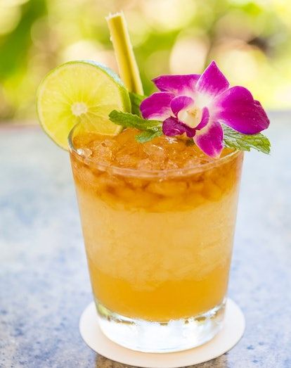 Best Mai Tai Recipe, Mai Tai Drink, Mai Tai Cocktail Recipes, Mai Tai Recipe, Pool Cocktails, Fun Summer Drinks, Happy Hour Drinks, Rum Drinks, Rum Cocktail