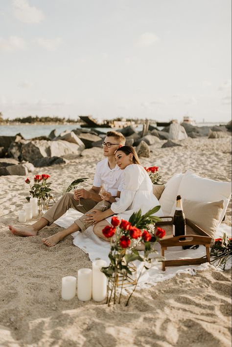 Flower And Candle Proposal, Beach Valentines Pictures, Marriage Proposals Beach, Cliff Proposal Ideas, Vacation Proposal Ideas, Proposal Ideas Florida, Surprise Beach Engagement, Proposal Beach Picnic, Beach Engagement Setup