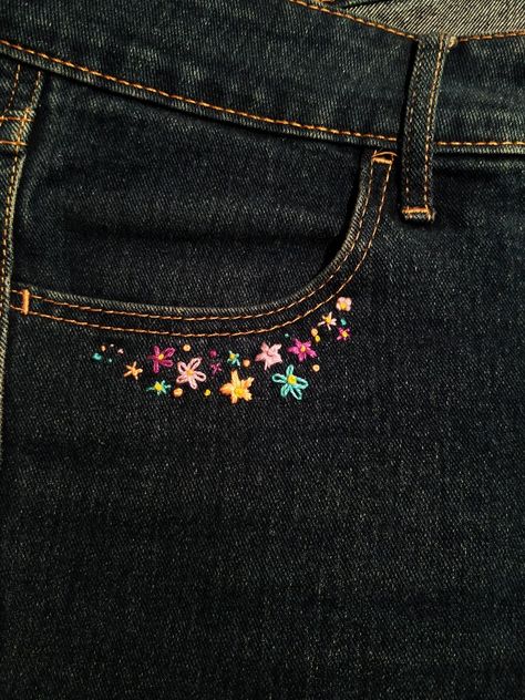 Embroidering On Jeans, Embroidery On Clothes Aesthetic, Embroyderi Ideas Clothes, Black Jeans Embroidery, Embroidery Pants Jeans, Embroidery Inspiration Jeans, Embroidery Inspiration Simple, Jeans Embroidery Ideas, Bordados Aesthetic