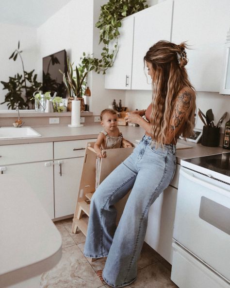 Shop Sprout Sous-Chef Toddler Tower and other curated products on LTK, the easiest way to shop everything from your favorite creators. Hippie Mom Style, Mom Aesthetic Outfit, Young Mom Outfits, Granola Mom, Kelsey Floyd, Toddler Tower, Boho Mom, Hippie Mom, Crunchy Moms