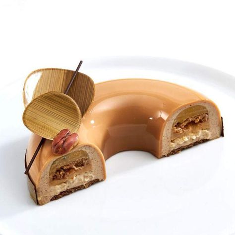 Entremet Recipe, Mirror Glaze Cake Recipes, Mirror Glaze Cake, Soft Caramel, Mirror Glaze, Amazing Cake, Crunchy Pecans, Caramel Pecan, Fruit Jelly