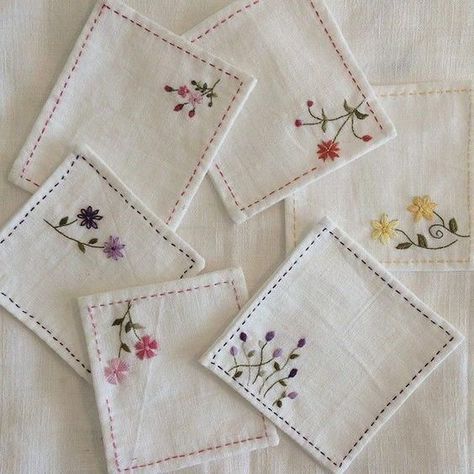 Handkerchief Embroidery, Embroidery Napkins, Simple Hand Embroidery Patterns, Hand Embroidery Patterns Flowers, Embroidered Napkins, Pola Sulam, Hand Embroidery Projects, Hand Embroidery Flowers, Embroidery Patterns Vintage