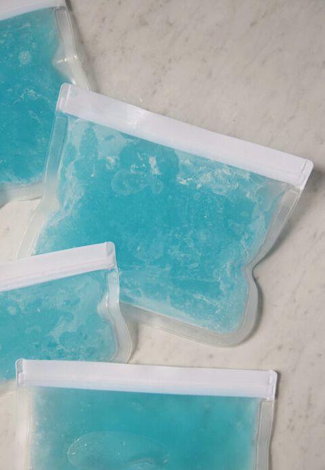 Learn how to make a homemade gel ice pack. With just 2 ingredients and some bags, you can make these DIY ice packs in minutes! Diy Gel Ice Pack, Homemade Ice Pack Gel, Diy Ice Packs, Homemade Ice Pack, Diy Ice Pack, Gel Ice Packs, Ice Packs, Ice Chest, Ice Bag