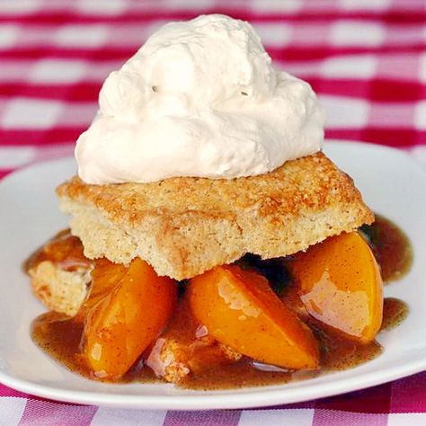 Easy Peach Shortcakes Unable to find fresh peaches to grill one day this past week, I resorted to an old standby recipe using canned peaches. Another great barbeque dessert that will have to do until some good peaches show up in the local markets. Shortcake Biscuits: In a food processor, combine: 1 ¾ cups flour … Peach Shortcake, Rock Recipes, Shortcake Recipe, Grilled Peaches, Peach Recipe, Canned Peaches, Bulk Food, Baking Sweets, Peach Cobbler