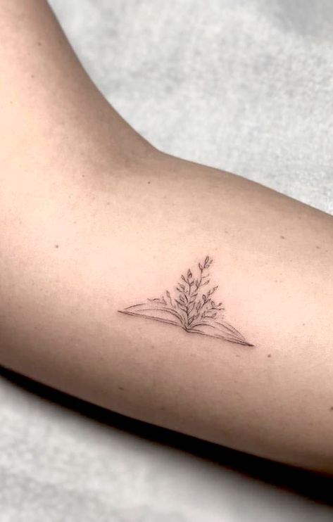 Fine Line Tattoo Designs, Line Tattoo Designs, Earthy Tattoos, Tato Minimal, Bookish Tattoos, Fine Line Tattoo, Petite Tattoos, Tattoos Geometric, Line Tattoo