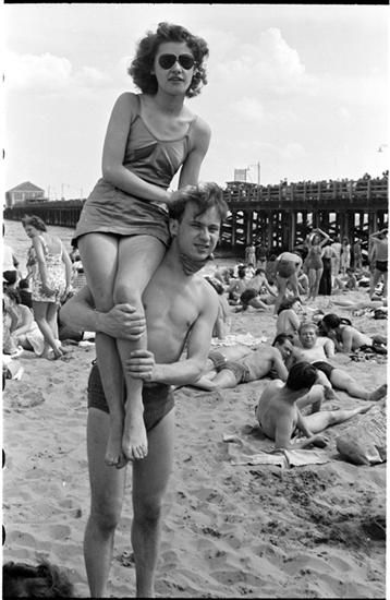 Man And Woman Pose, Beach Poses Reference, Duo Anatomy Reference, Carrying Someone On Shoulders Pose, Carrying Over Shoulder, Carrying Over Shoulder Pose Reference, Carrying Someone Over Shoulder Pose Reference, Carrying On Shoulders Pose, Men Carrying Women