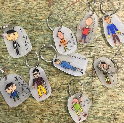 Shrinky Dink Keychain, Kids Fathers Day Crafts, Diy Father's Day Crafts, Fathersday Crafts, Fathers Day Art, Father's Day Activities, Keychain Craft, Folding Origami, Diy Father's Day Gifts