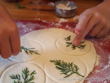 Over 29 DIY Homemade Salt Dough Ornaments for the Kids to Make this Christmas! Great Salt Dough recipes and ideas for the tree! - www.kidfriendlythingstodo.com Juleverksted For Barn, Salt Dough Christmas Ornaments, Salt Dough Crafts, Clay Christmas Decorations, Salt Dough Ornaments, Dough Ornaments, Natural Christmas, God Jul, Christmas Ornaments Homemade