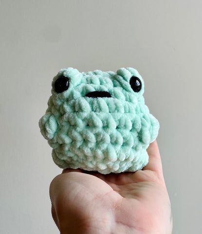 Freddie the Frog - Super Easy No-Sew Crochet Pattern – yarnybox Simple Frog Crochet Pattern, Small Halloween Crochet Projects, Crochet Small Plushies, Easy Easter Crochet, Chunky Yarn Crochet Pattern, Cute Crochet Patterns, Graphic Crochet, Yarn Projects Crochet, Amigurumi Projects