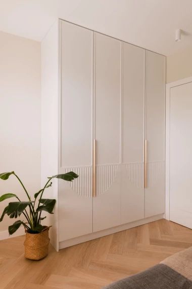 Exposed Wardrobe Bedroom, Bedroom Wordroab Design, Bedroom Cubbords Ideas, Cubbords Bedroom Design, Fluted Wardrobe, Wordroab Design, Cream Wardrobe, Wardrobe Design Ideas, Modern Cupboard Design