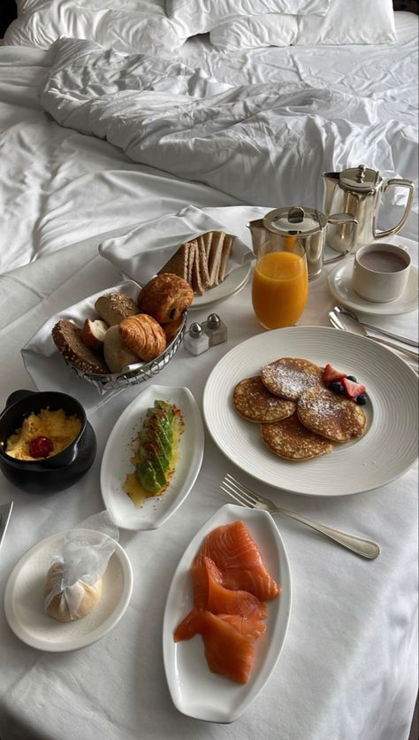 Rich Breakfast Aesthetic, Luxury Breakfast Aesthetic, Hotel Room Breakfast, Hotel Breakfast Aesthetic, Room Service Breakfast, Luxurious Breakfast, Luxury Breakfast, Pretty Breakfast, Breakfast Hotel