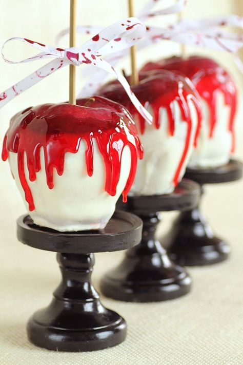 Candy Apples Halloween, Buffet Halloween, Halloween Candy Apples, Fun Halloween Desserts, Gourmet Caramel Apples, Candy Apple Recipe, Halloween Buffet, Halloween Apples, Halloween Snacks For Kids